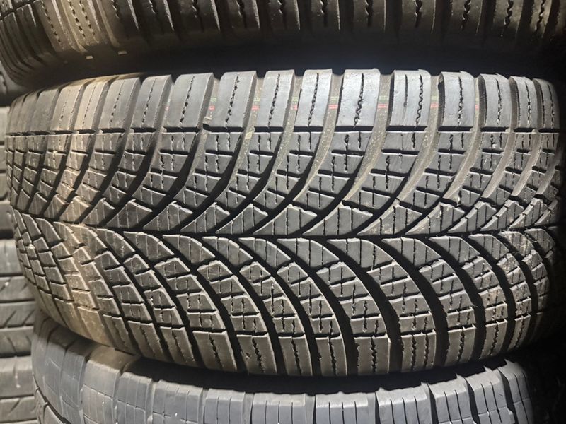 235/65 R16C Goodyear Vector 4 Seasons Cargo 03090 фото